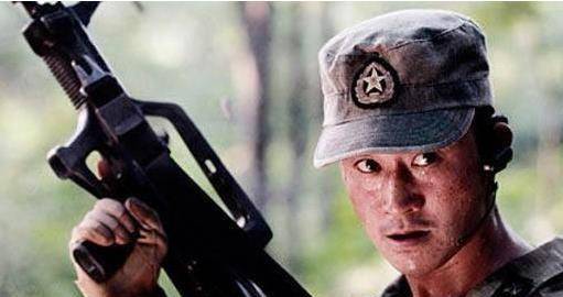 原创同样都是拿枪,周润发,李连杰,吴京,但都没最后一个拿枪"霸气"