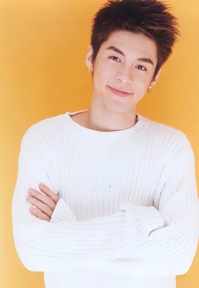 逆天前任范植伟,年轻时貌比木村拓哉(自称),绰号"梁朝伟接班人",气质