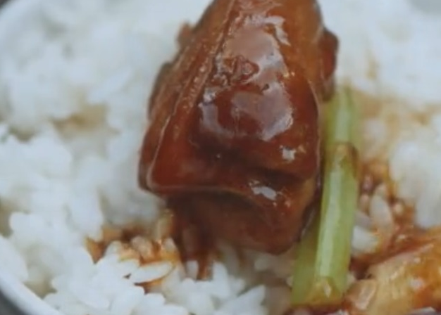 重庆经典美食：鲜香浓郁超级好吃！自制家庭版鸡公煲做法(图5)