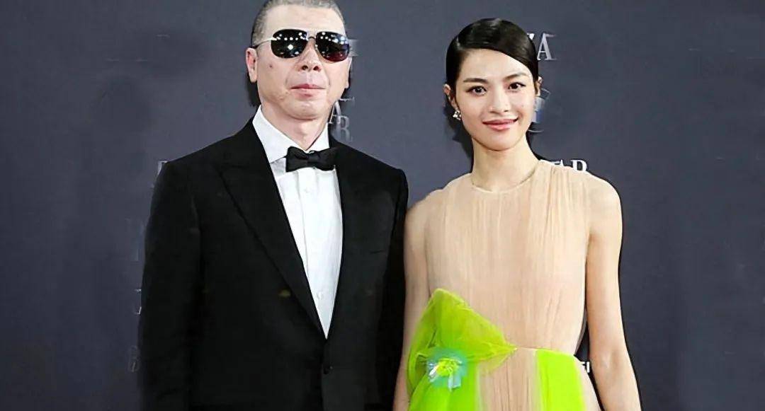 冯小刚捧红,成龙接着捧,洪金宝等着捧,年纪轻轻就被大佬们钟爱_钟楚曦