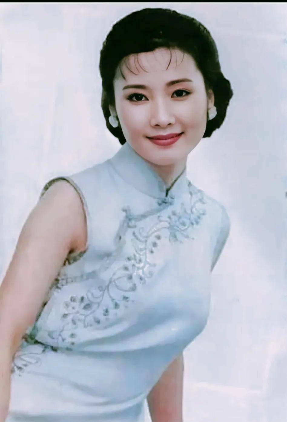原创演员何赛飞:5岁被妈妈抛弃,20岁成越剧花旦,今60岁拿影后_先生