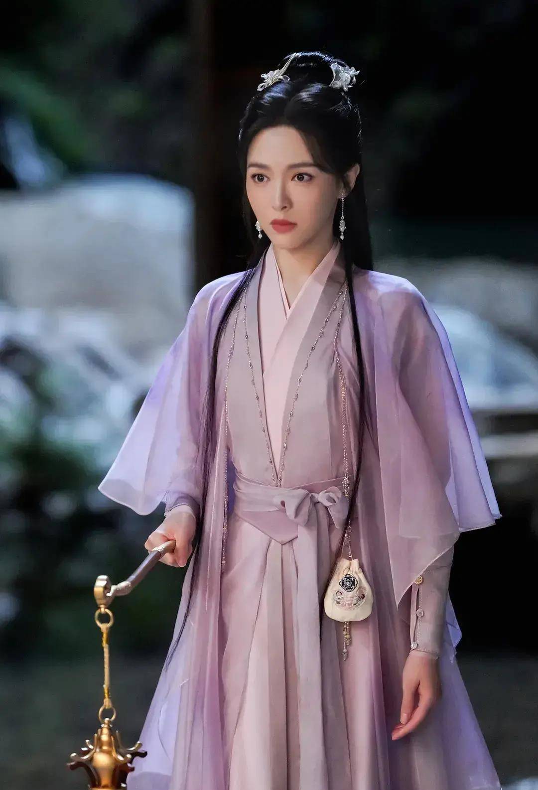 《念无双》官宣阵容,唐嫣古风造型太素,网友惊呼重回"丧葬风"_郭晓婷