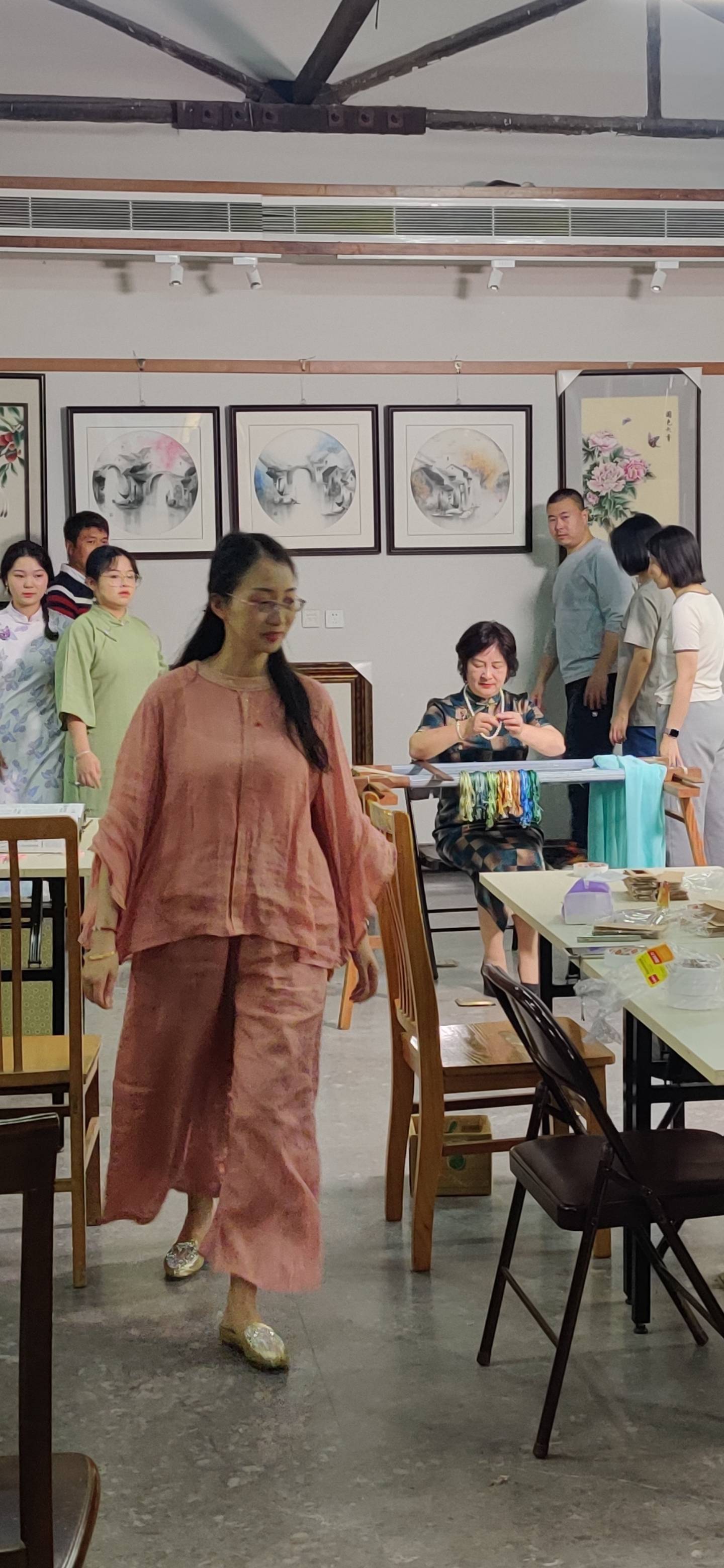 恭候多时的赵志毅老师,在工坊里接待我们并叙述了赵红育刺绣发展过程