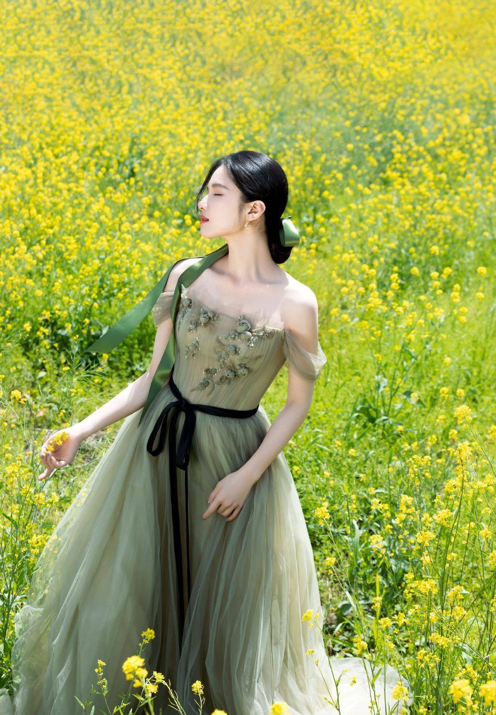总的来说,张婧仪的绿色一字肩裙看起来春天般,展现出女性清新,自然