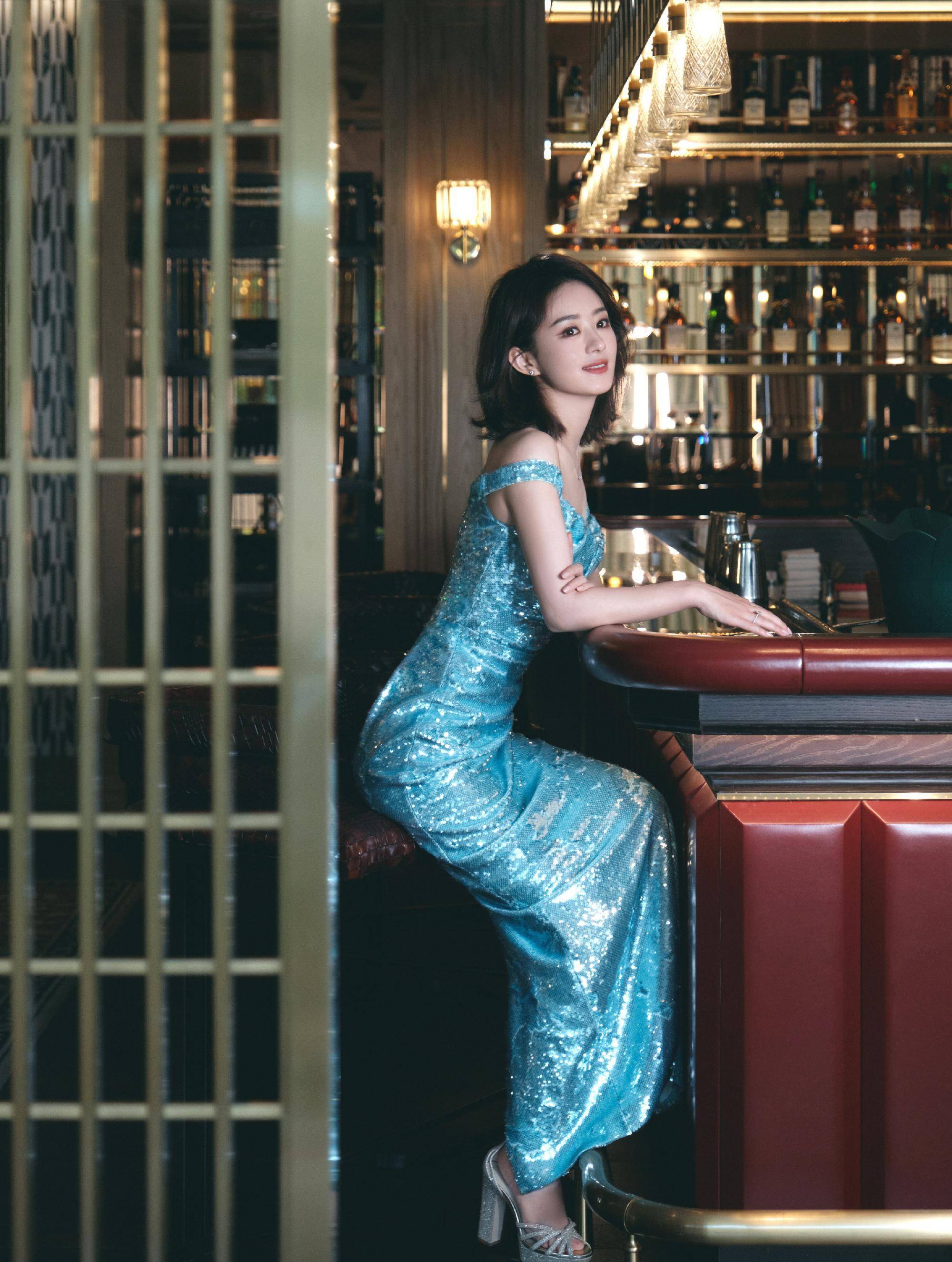 赵丽颖人鱼公主造型写真,身穿湖蓝色亮片长裙,波浪飘逸优雅_时尚_照片