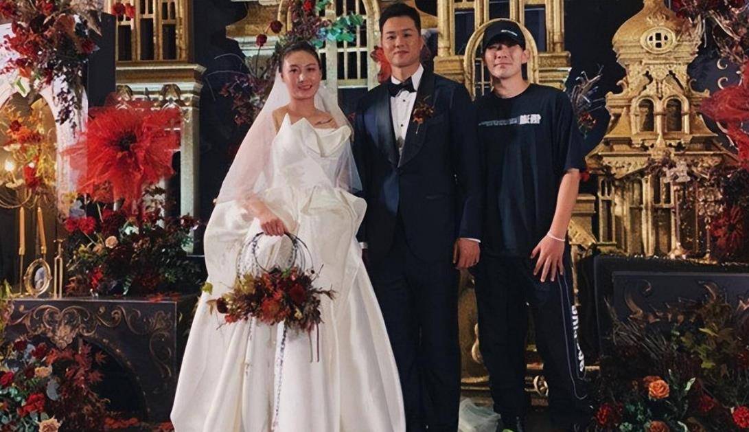 孟铎:男篮前国手晒幸福合照,娶女篮第一美人,夫妻都是联赛冠军_刘格婷