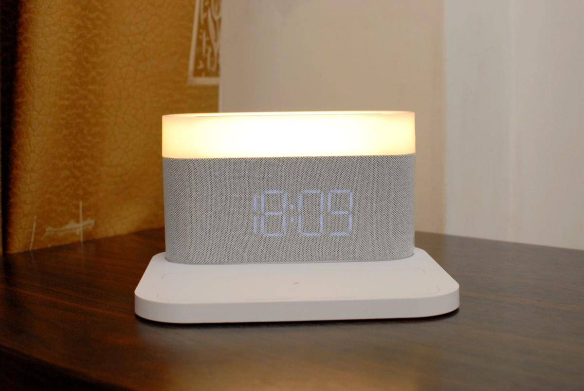 礼物分享：VFZ无线充电台灯，闹钟+时钟+无线充，好看好用又实用