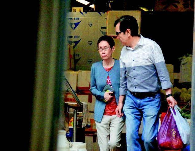 老婆旅游归来姜大卫带儿子到机场紧张接机_李琳琳_望着_行李车