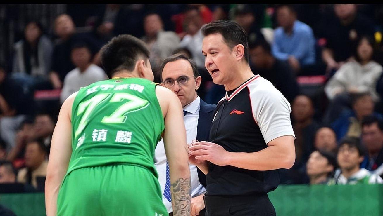 辽篮用暴力和碰瓷手段击败广东,媒体人:也该判张镇麟