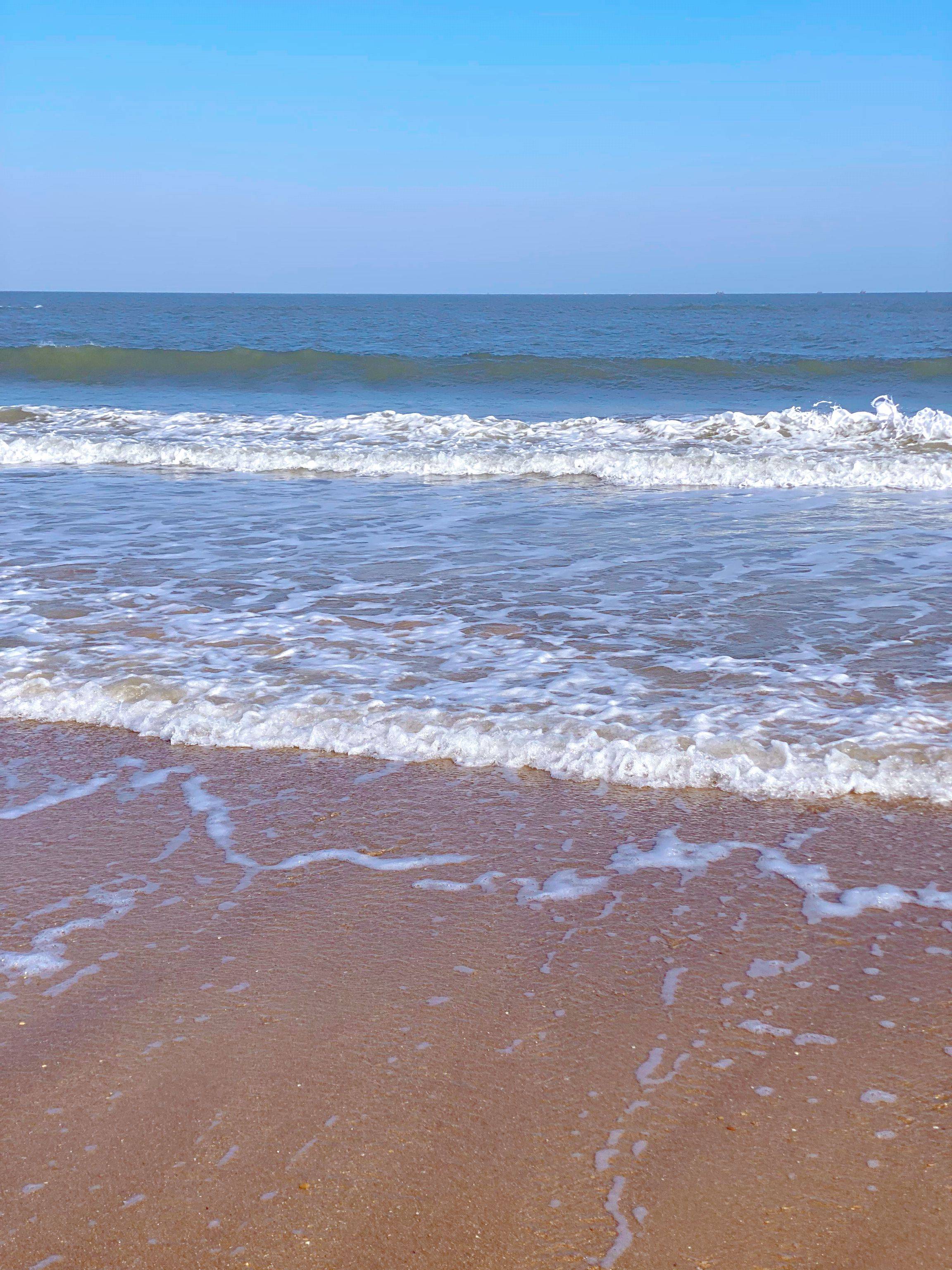 当地景点万平口景区出海必打卡景点,海浪像名字一样平缓,海水清澈透明