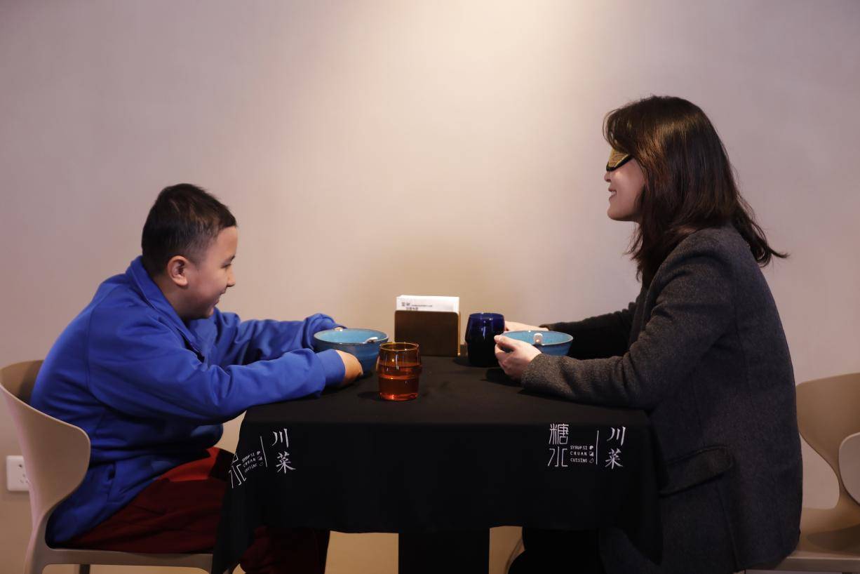 李宇凡共进盲餐)(艺术工作者·男高音歌唱家毋攀与视障青少年李坤