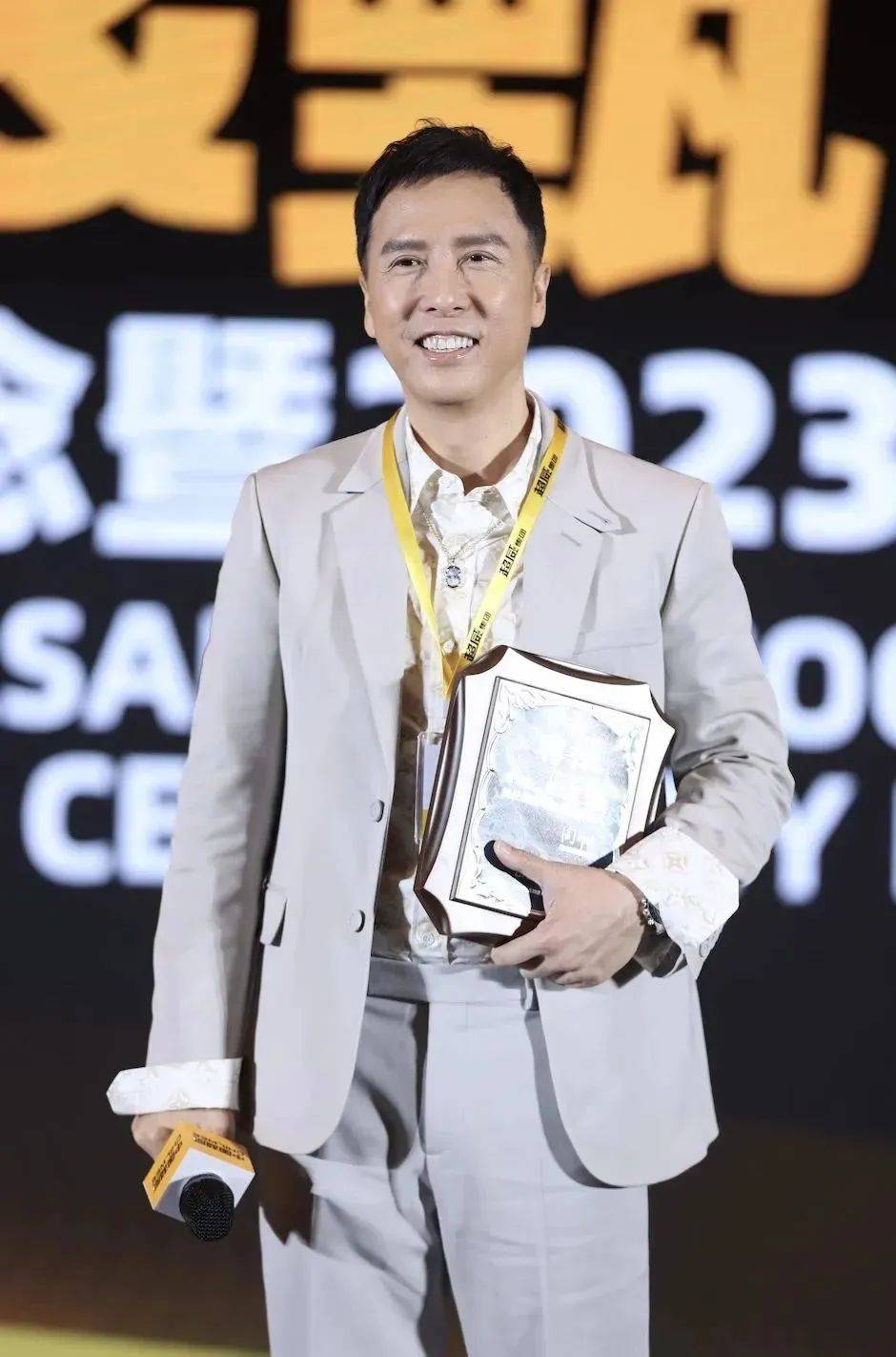 国际功夫巨星,超威电池品牌形象代言人甄子丹表示:"作为代言人,我一直