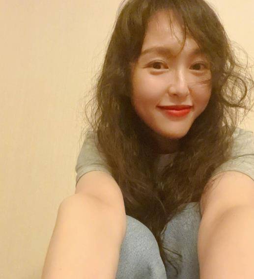 露面剪短发,怼脸拍状态大好无瑕疵,网友:梦回赵默笙_因为_妈妈_长发