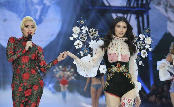 何穗"跑男"两次开场,果然是超模级别,维密秀中的表现了解一下_舞台