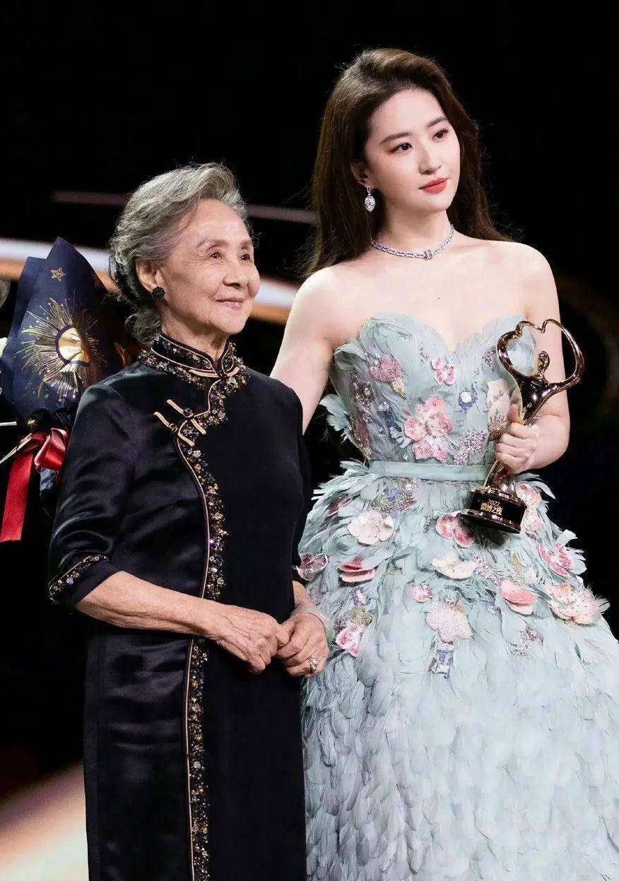 当85岁的吴彦姝为35岁的刘亦菲颁奖时,他明白了什么是刻在骨子里的