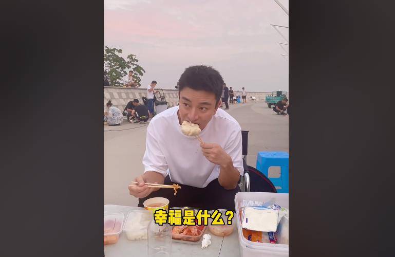 贾乃亮剧组露天吃盒饭!