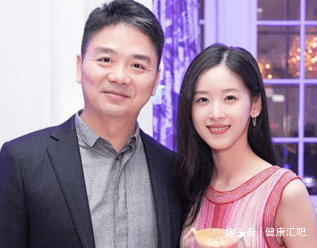 27岁章泽天居家写真照,穿短裤秀细长美腿,清纯可人少女感十足_身材