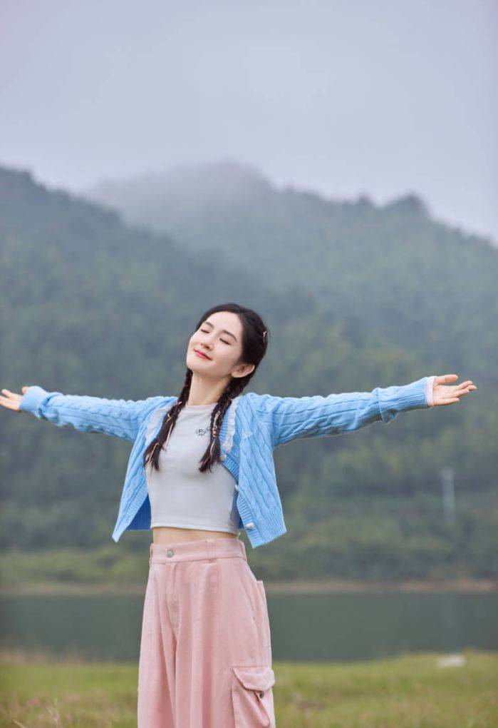 谢娜穿蓝上衣粉裤子元气满满 梳麻花辫俏皮又明媚_节目_活力_青春