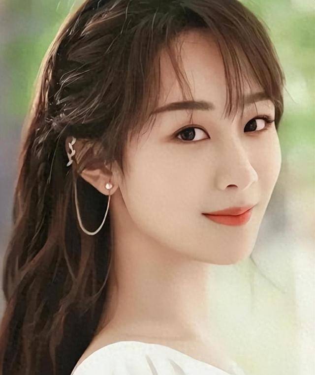 杨紫因在《家有儿女》中饰演夏雪而受到观众喜爱.