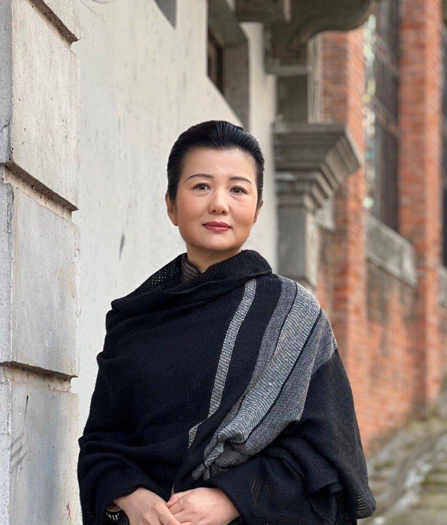 杜淳56岁后妈是熟悉的她!穿旗袍配盘发风华绝代,虽显老却有韵味