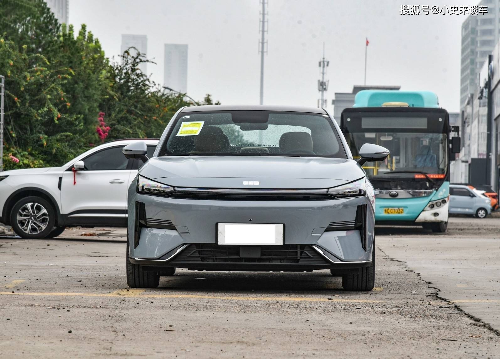 全新混动轿跑实车到店,11.