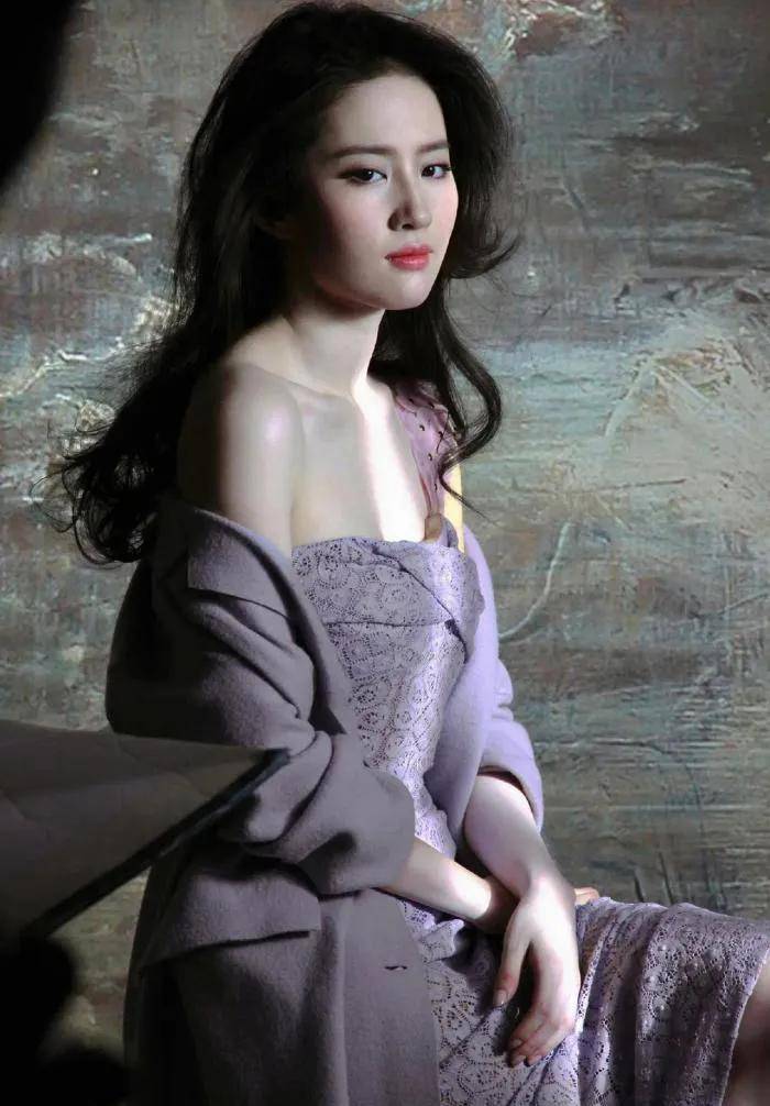 刘亦菲是个年轻女孩,她的淡紫色抹胸蕾丝连衣裙有点小性感,满满的仙女