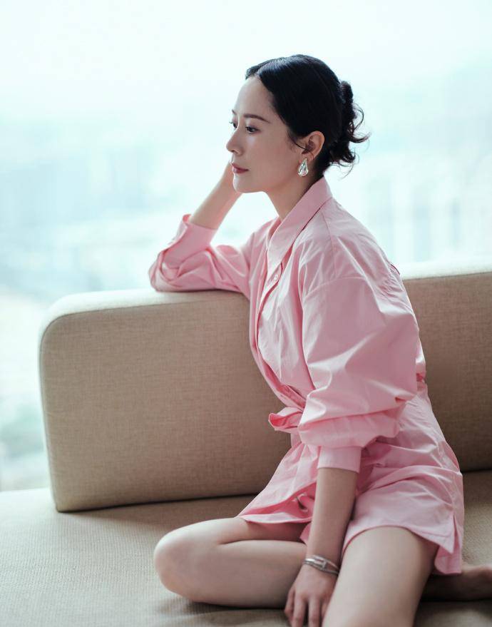海清穿粉色正装亮相,展现迷人的粉色佳人韵味,尽显优雅气质
