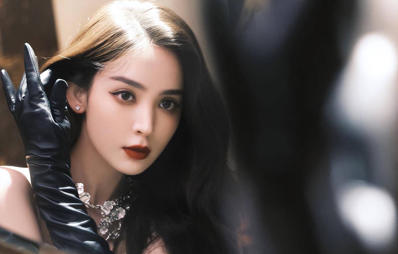 古力娜扎一头大卷发,气质优雅,很有魅力!性感让你心跳加速!