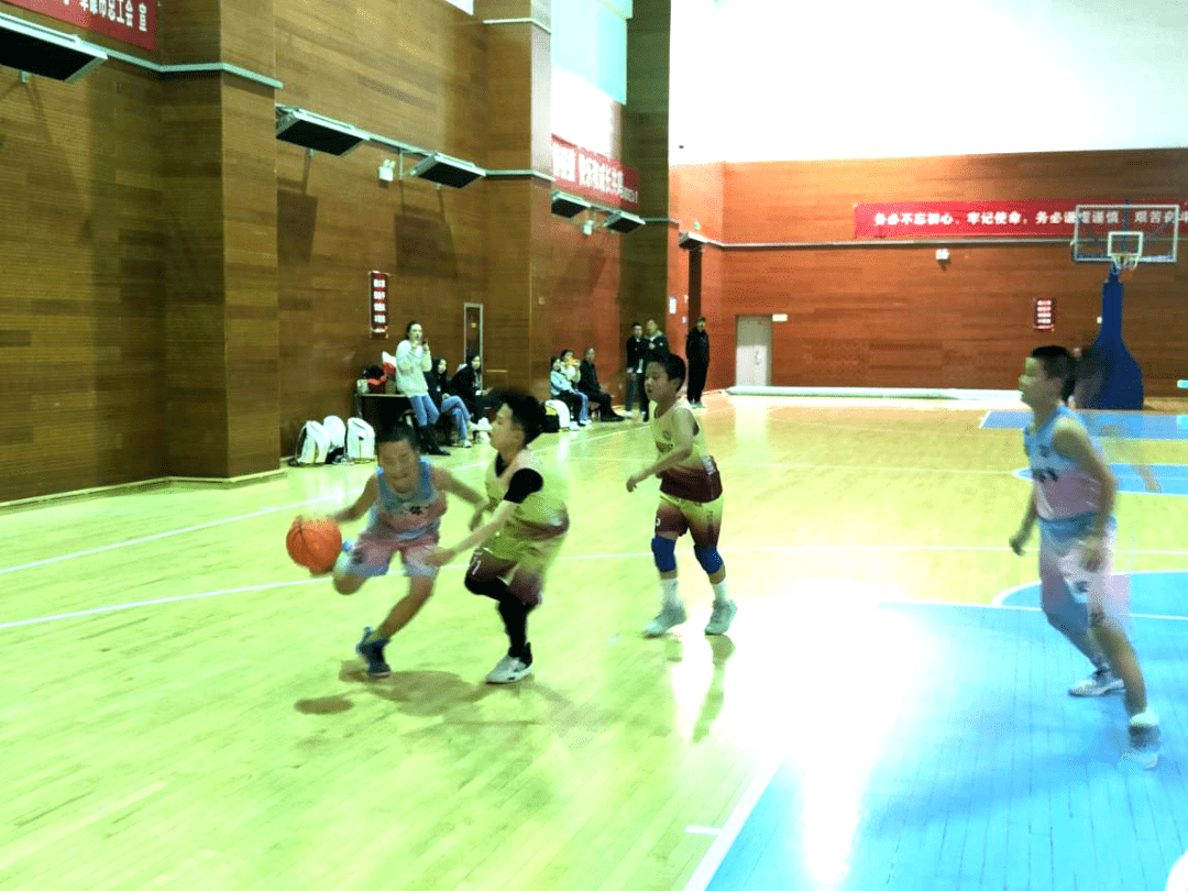阜康市飞人体育篮球训练营与广汇小飞虎篮球交流赛火热来袭!