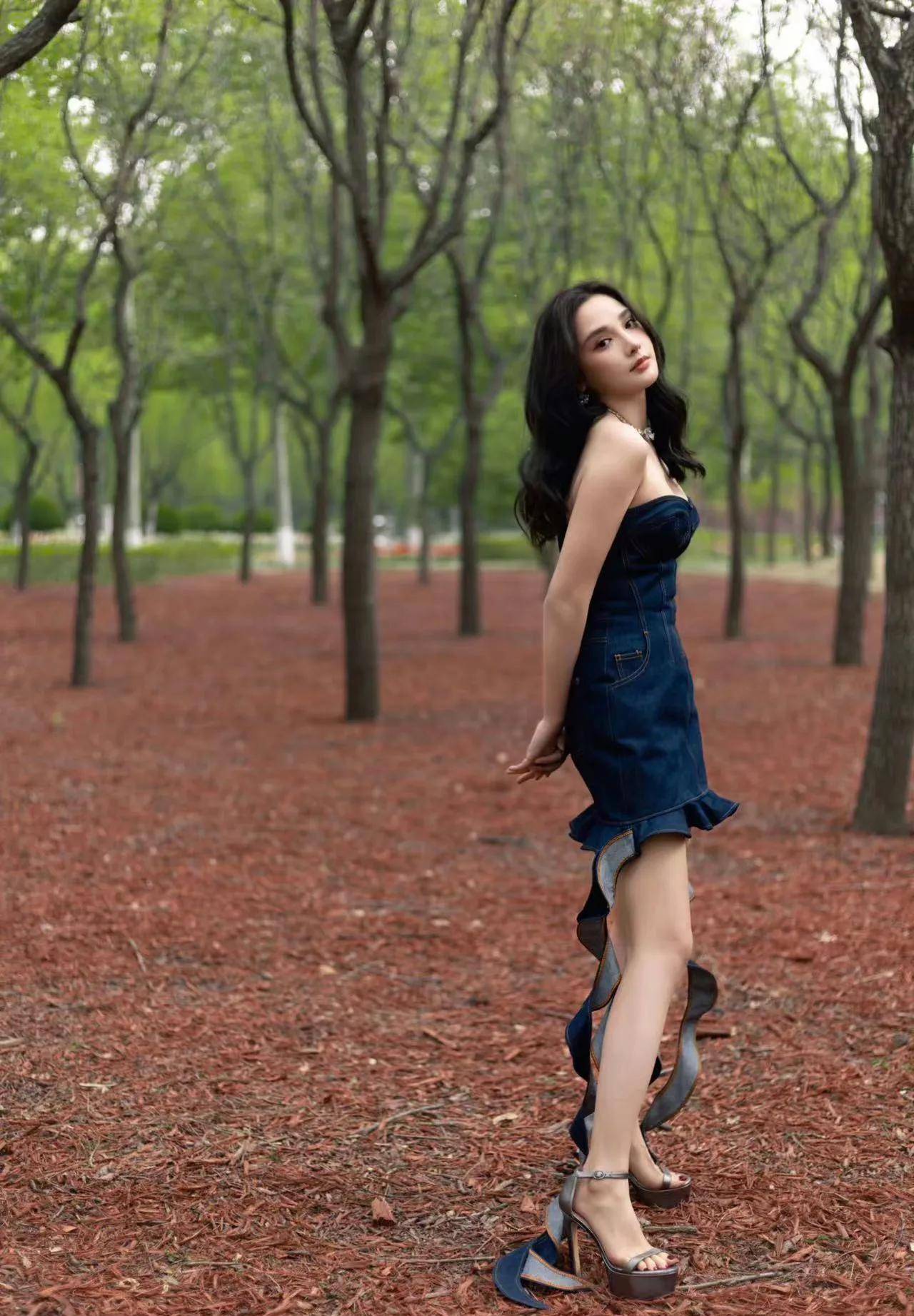 彭小苒秀踏春美照身穿牛仔抹胸裙,皮肤白如雪,身材丰满性感_作品_森林