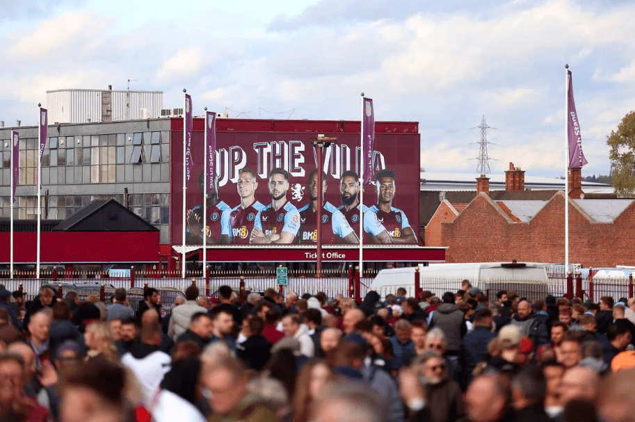 乌奈·埃默里(unai emery)对奥利·沃特金斯(ollie watkins)大喊大叫