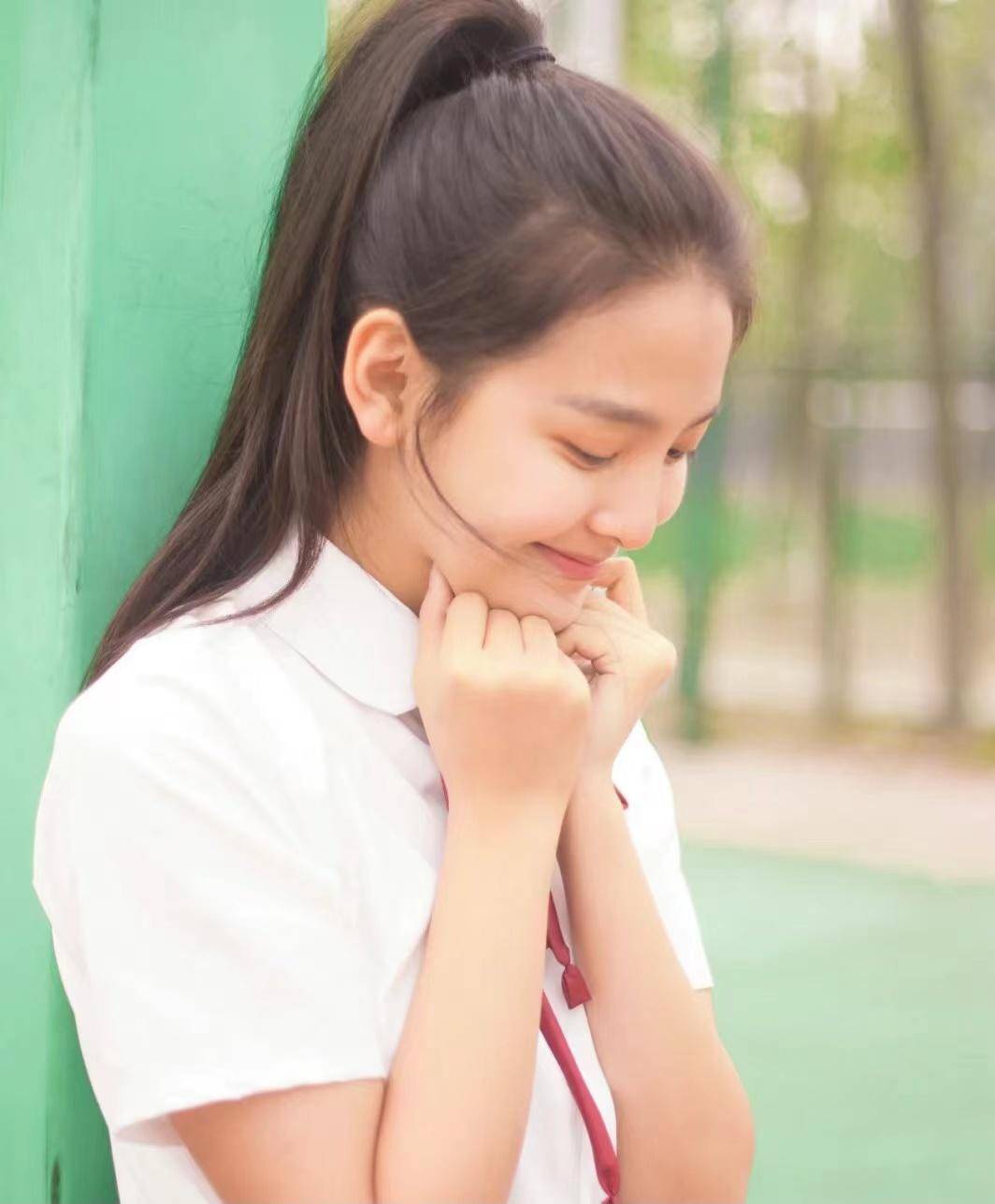 网友晒章若楠5年前的旧照,眉毛鼻子变化大,如今越来越秀气_照片_美