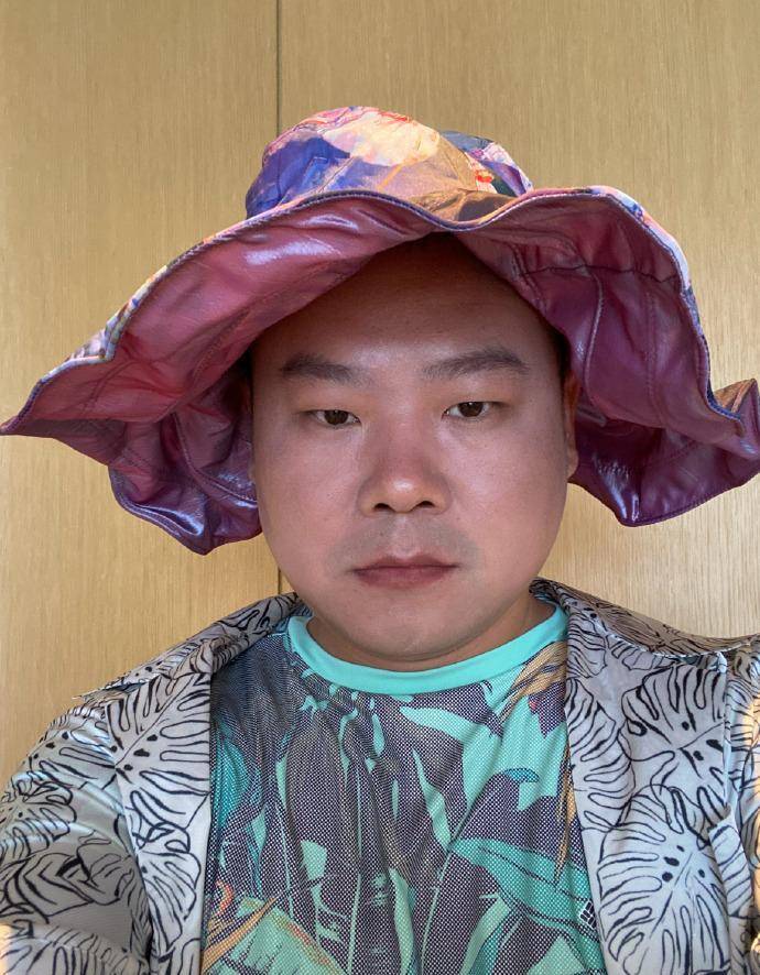 以及分享的照片;刚看了岳云鹏的微博和评论,笑得我肚子疼,我放下杯子