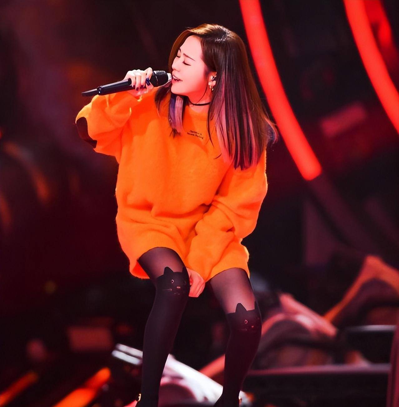 身穿橙色连衣裙搭配黑色阴阳丝袜,张靓颖重拾18岁感觉!