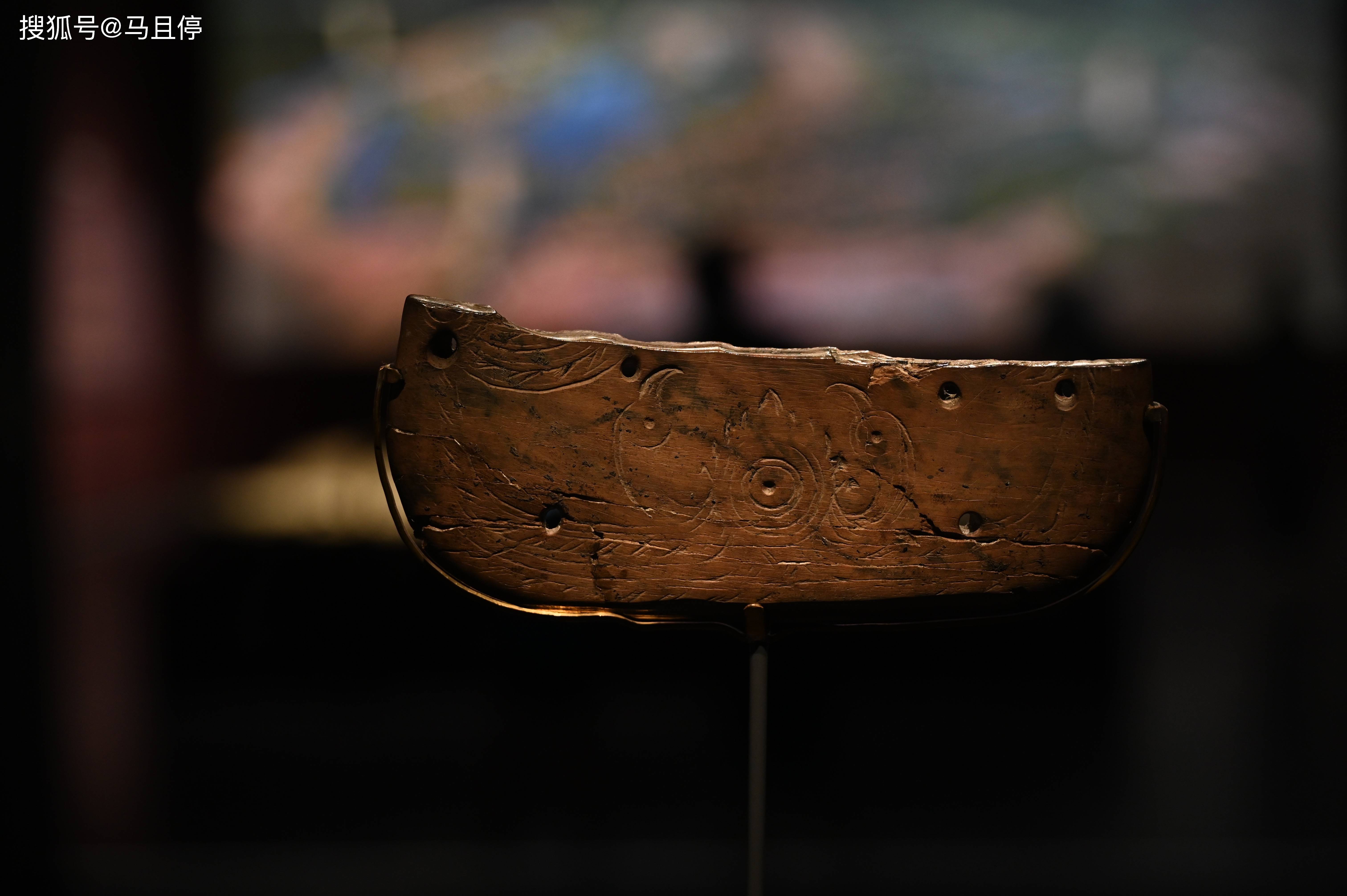 却有着近7000年的历史,出土于河姆渡遗址,是原始象牙雕刻的艺术珍品