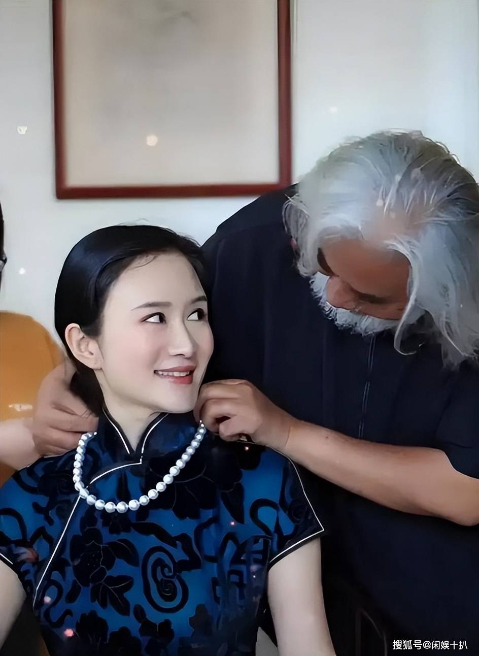 72岁张纪中:满头白发尽显老态,孩子未上小学,42岁妻子风韵犹存_成功