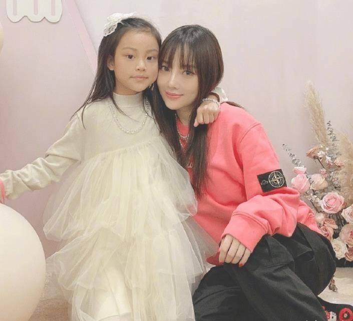 李小璐带甜馨参加演出,并与安吉同弹琴,一个细节看出两人实力!