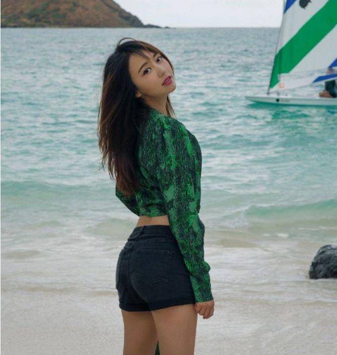 "炸黄豆"牛仔短裤,肉包上衣孙耀琦变身沙滩上的女王!