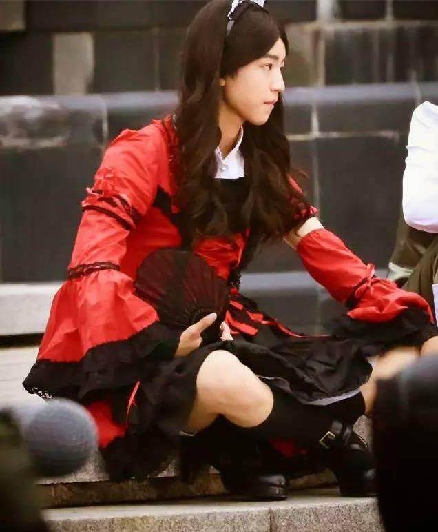 都是穿裙子,以前的王俊凯太妖娆,最新的裙装照大变样_女生_穿过_黑色