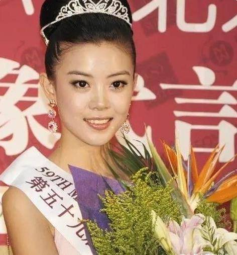 刘和刚罕携娇妻出镜,小十岁战扬戴金饰显贵气,夫妻同框似两代人_妻子