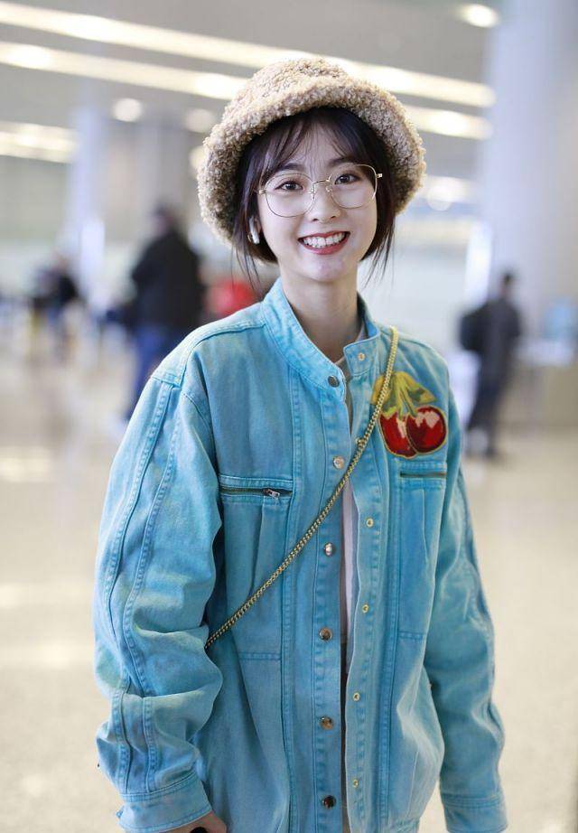 氧气少女邢菲现身机场,牛仔夹克衫搭配毛绒渔夫帽,清新又甜美!