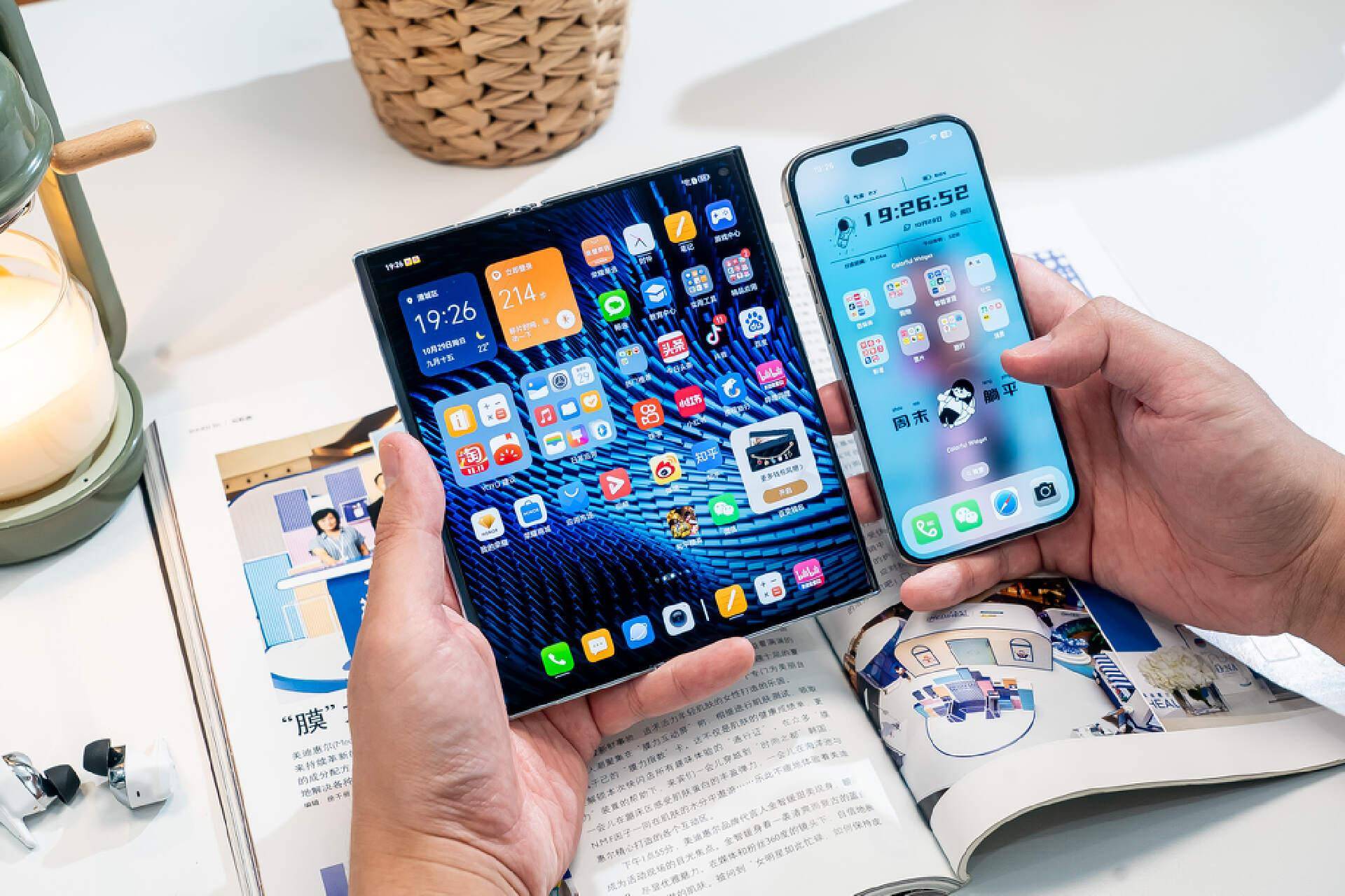 超越直板机的轻薄手感,装上配件变身斜挎包!