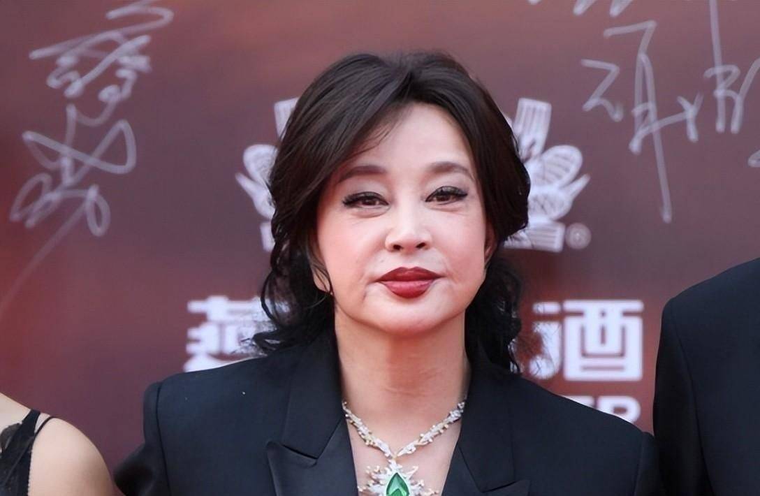 70岁刘晓庆近照曝光,网友:年轻漂亮,不老女神!_姜文_陈国军_生活