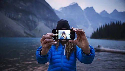 比如普陀山导游小庄,线上粉丝已超过500万,在抖音组起了旅行团,成立