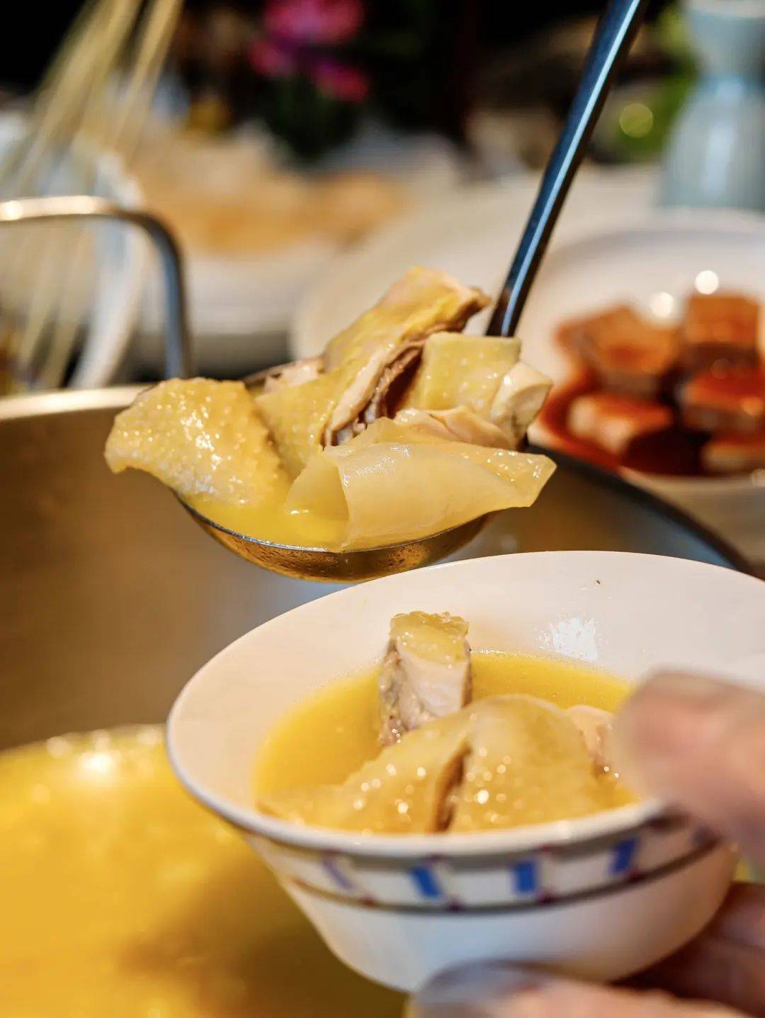 好在禧悦楼宵夜开到凌晨3点,夜深的时候喝上一碗花胶鸡汤,胃里暖呼呼