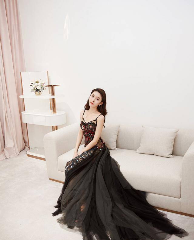 王子璇初露头角,迷人身材十分吸睛,不愧是王一博吻过的女人_裙子_女孩