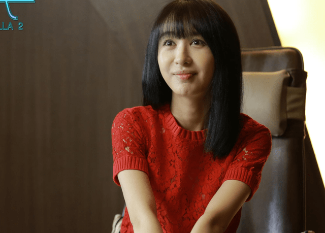 李菲儿走秀意外摔倒,衣服不适无人救场,主持人:要有头条吗_明星