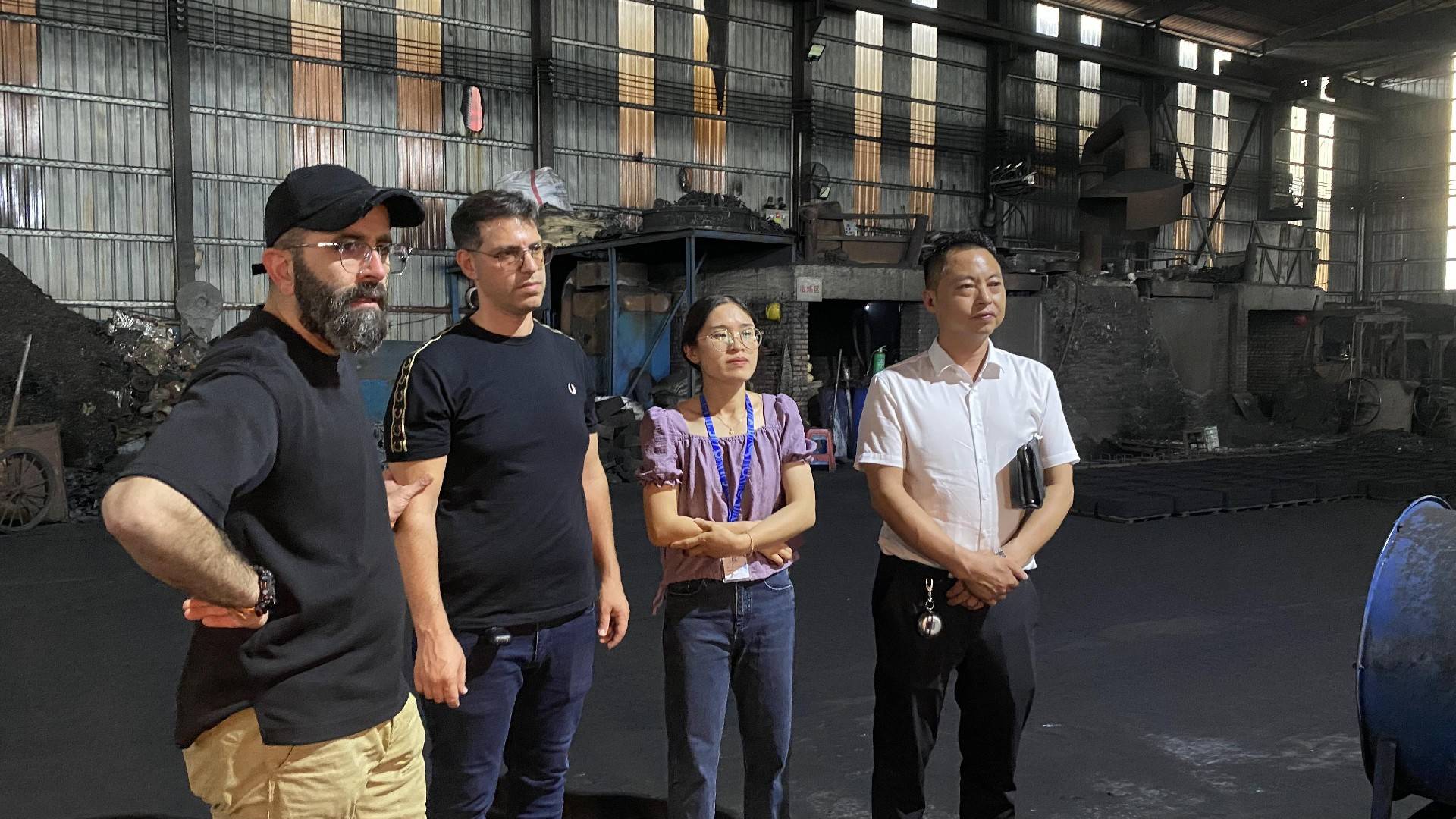 黄董事长亲自带领国外客户参观我们的生产线和工厂设施,向其展示我们