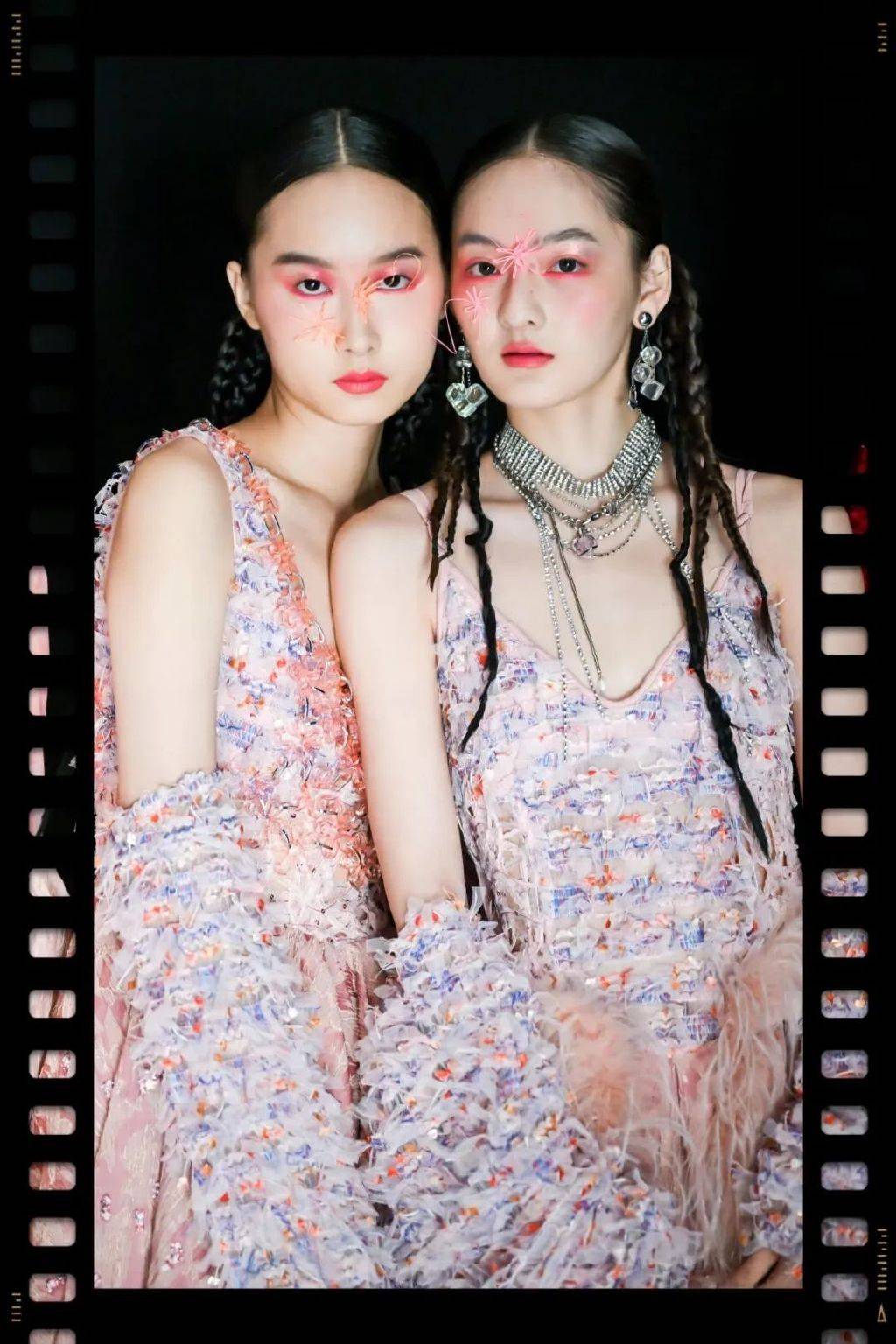 图片来源中国国际时装周beautyberry/jumper zhangsarawong/zifei