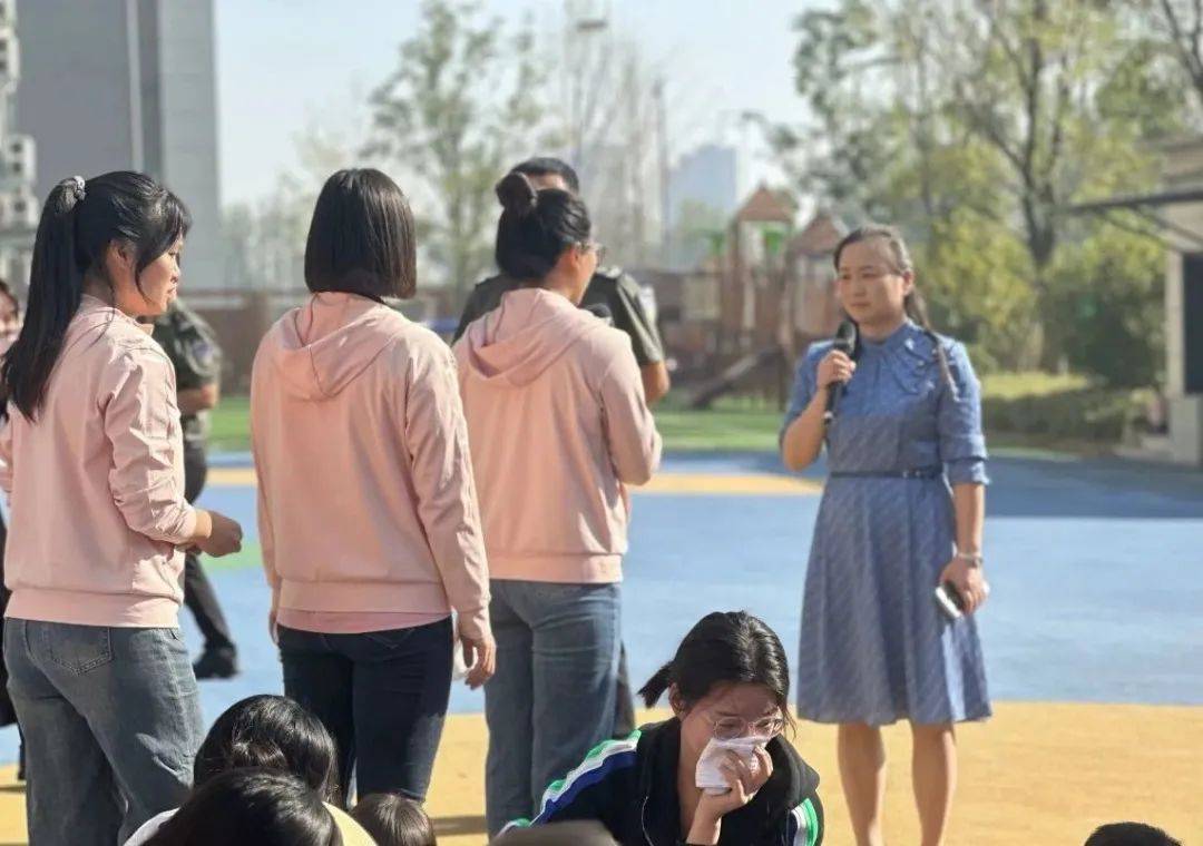 消防安全增强逃生自救能力第三部曲,是家长和孩子们模拟火场逃生,更